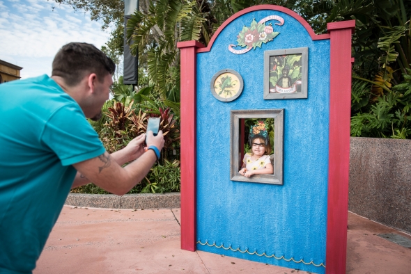 Girl at Frida Khalo painting Photopass for Arts Festival